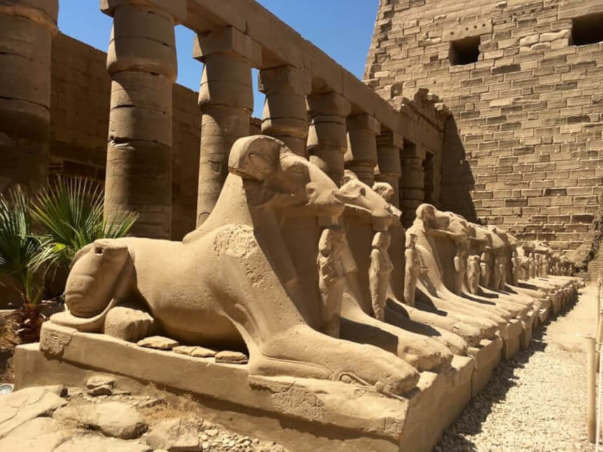 Egyiptom, Luxor, karnaki templom. Kosfejű szfinxek egymás mellett, sorban.
